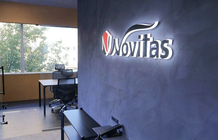 九州支社のエントランス、Novitasのロゴサインが光る壁面