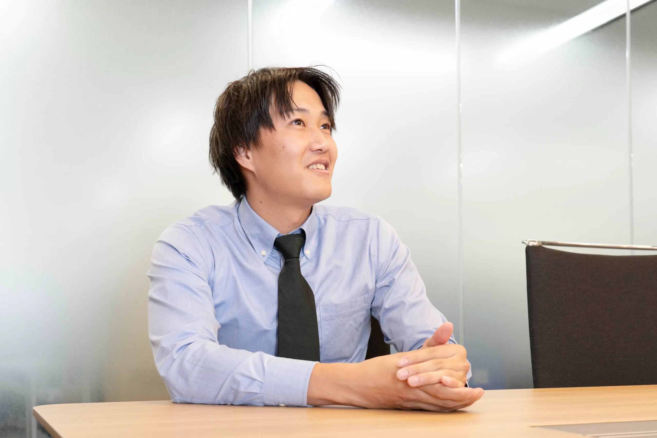 将来のビジョンを語るR.Yさんの写真