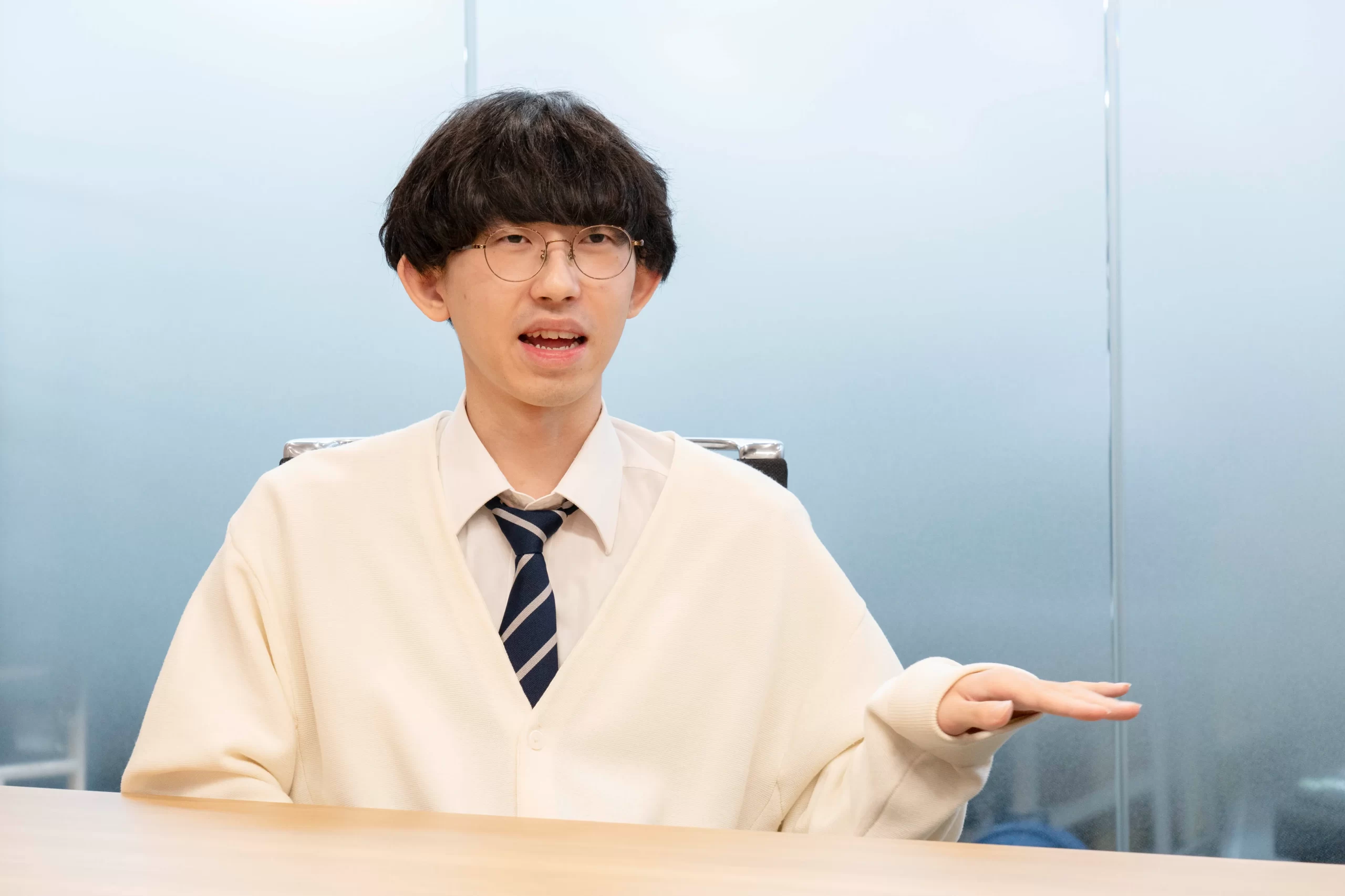 仕事について語るT.Yさんの写真