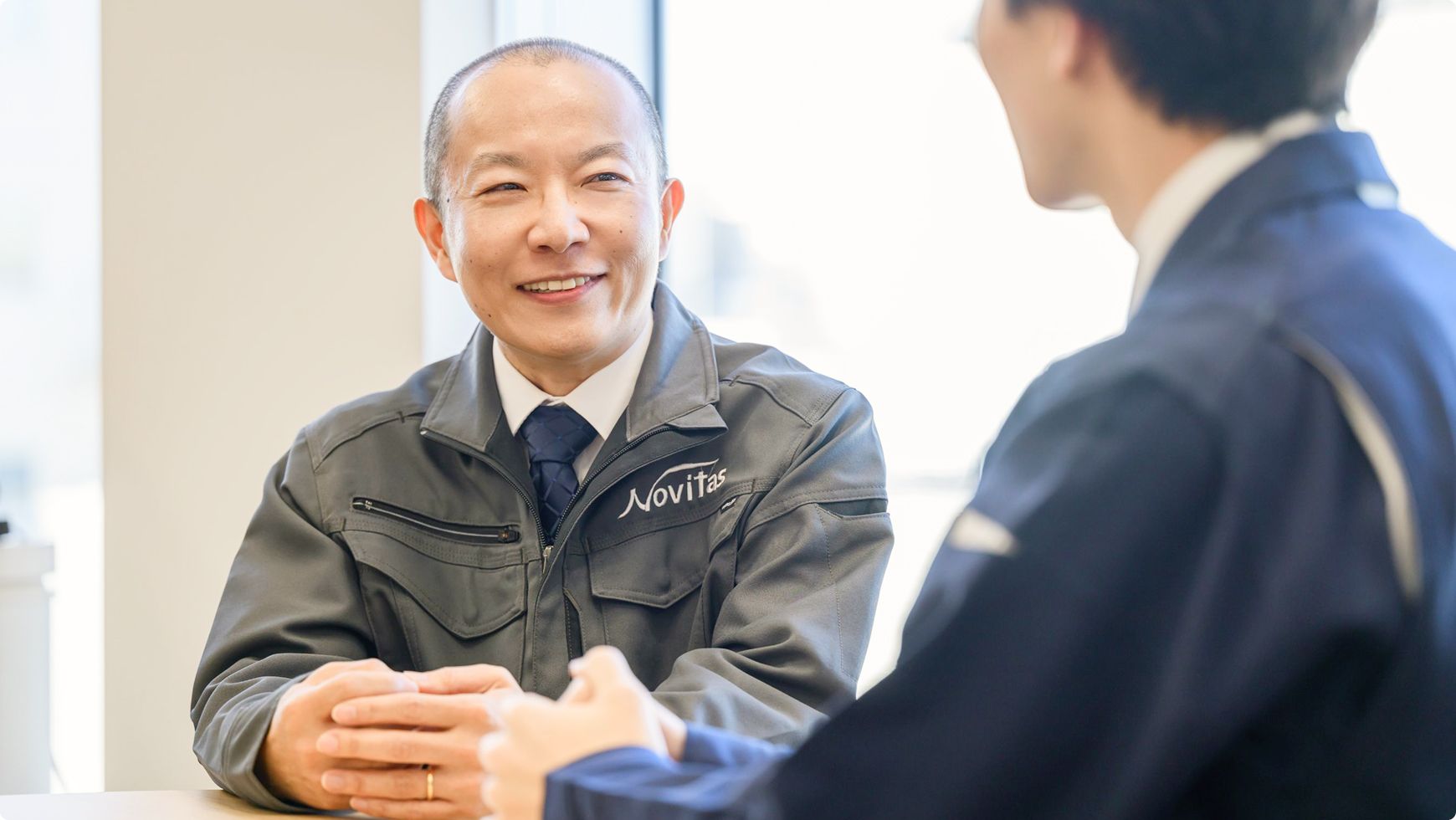 AさんとMさんが会話する様子