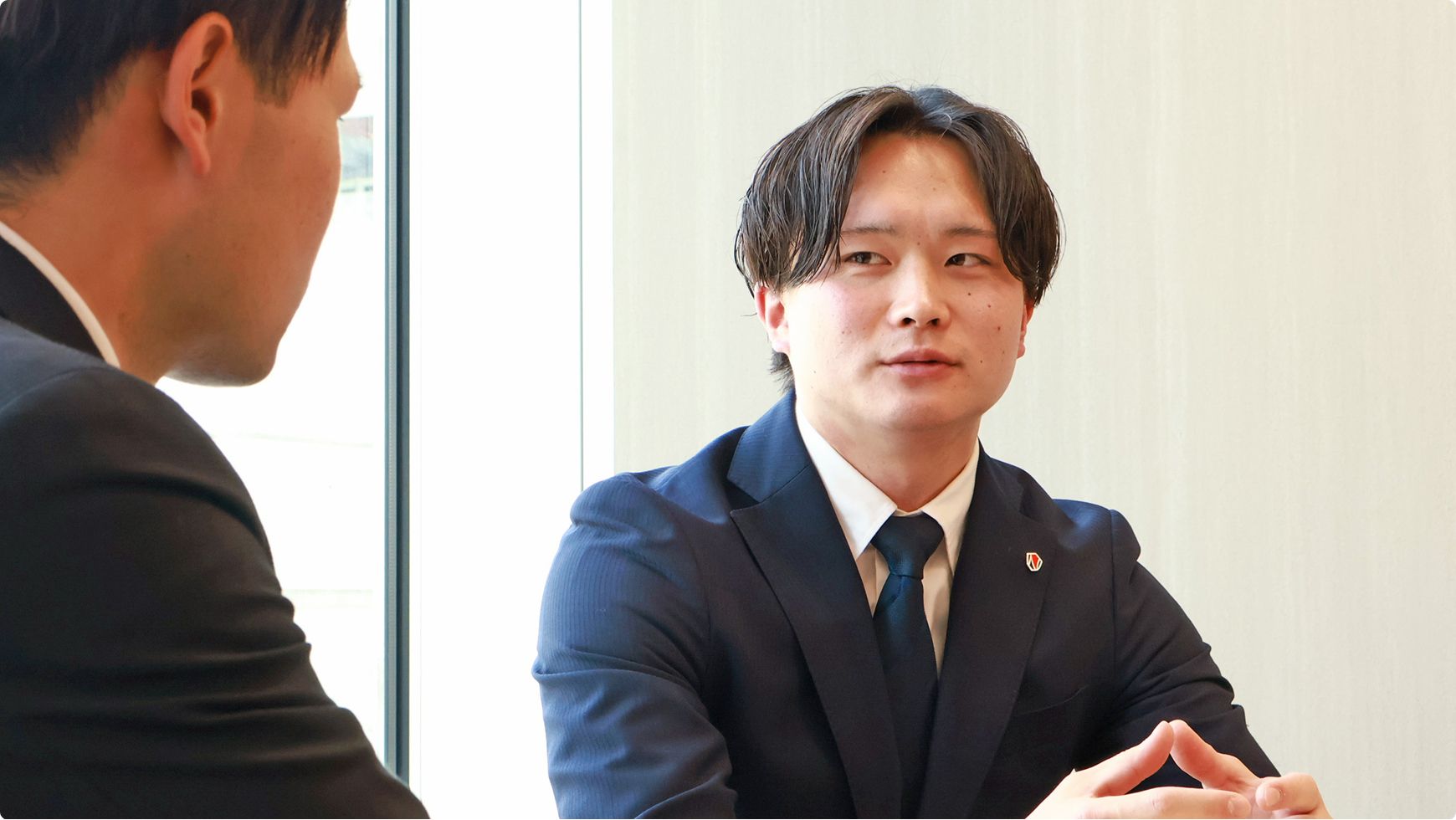 IさんとNさんが話す様子